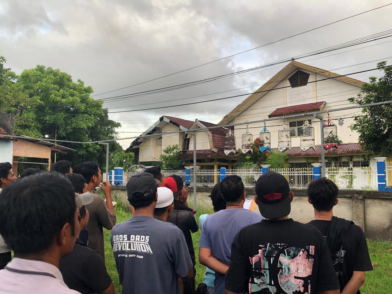 ANTUSIAS: Sejumlah warga saat mengikuti lomba kicauan Burung Kecial Kuning di Gerung, Lombok Barat, Senin (22/12).