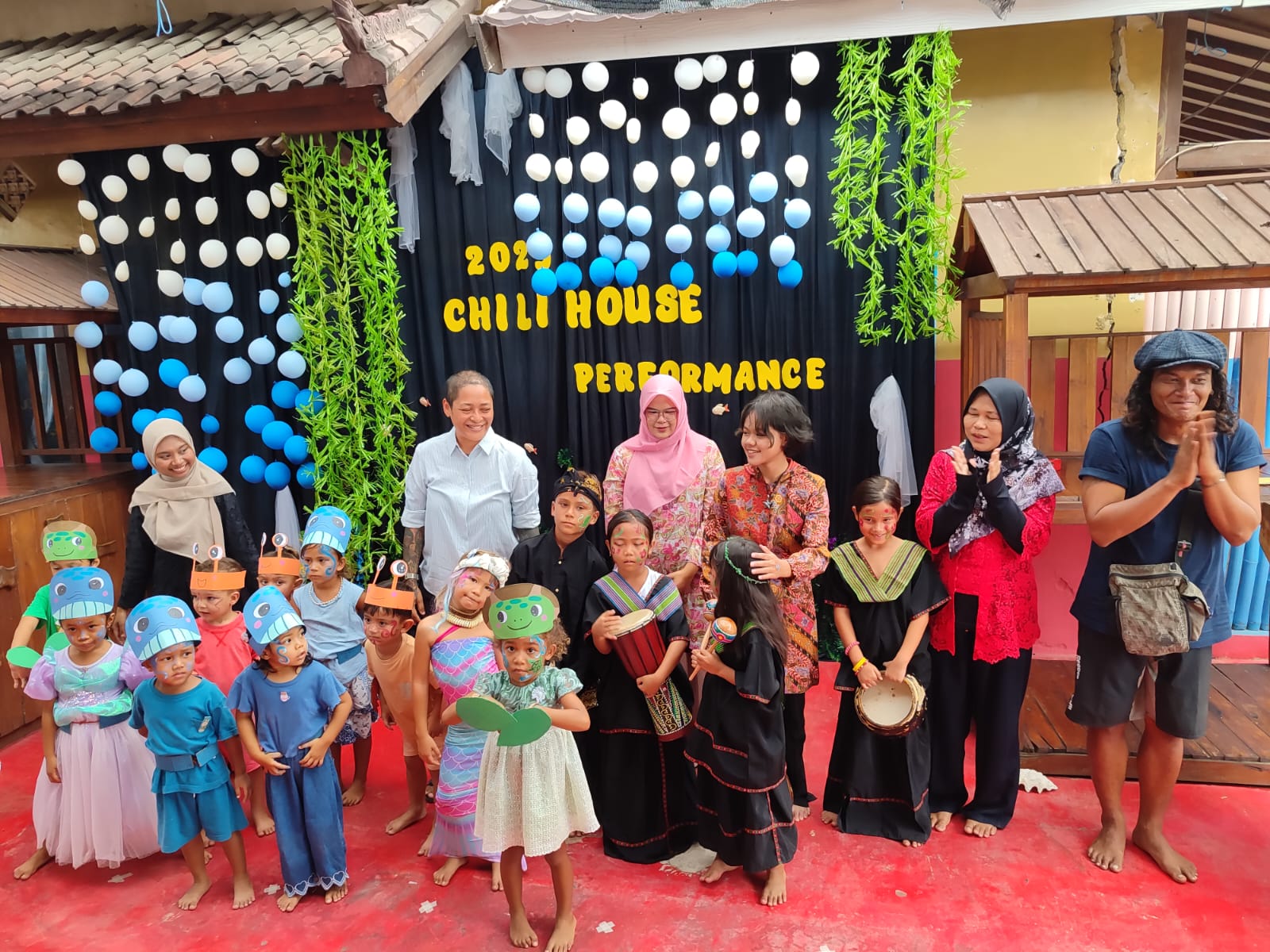 KONSER AMAL: Anak-anak Chili House yang melakukan Charity Fair dan Konser Anak untuk menutup tahun 2025, di Gili Trawangan, Minggu (21/12).