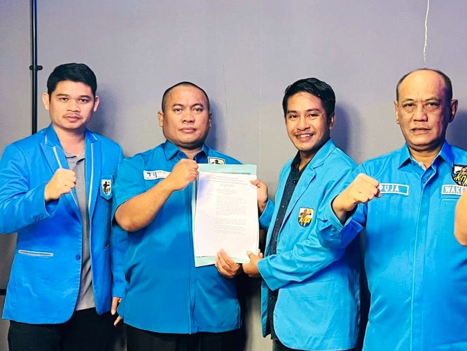 SERAHKAN SK KEPENGURUSAN: Ketua Umum DPP KNPI Ali Hanafiah (dua kiri) menyerahkan SK kepengurusan DPD I KNPI NTB pada Ketua DPD I KNPI NTB terpilih Daud Gerung, belum lama ini.
