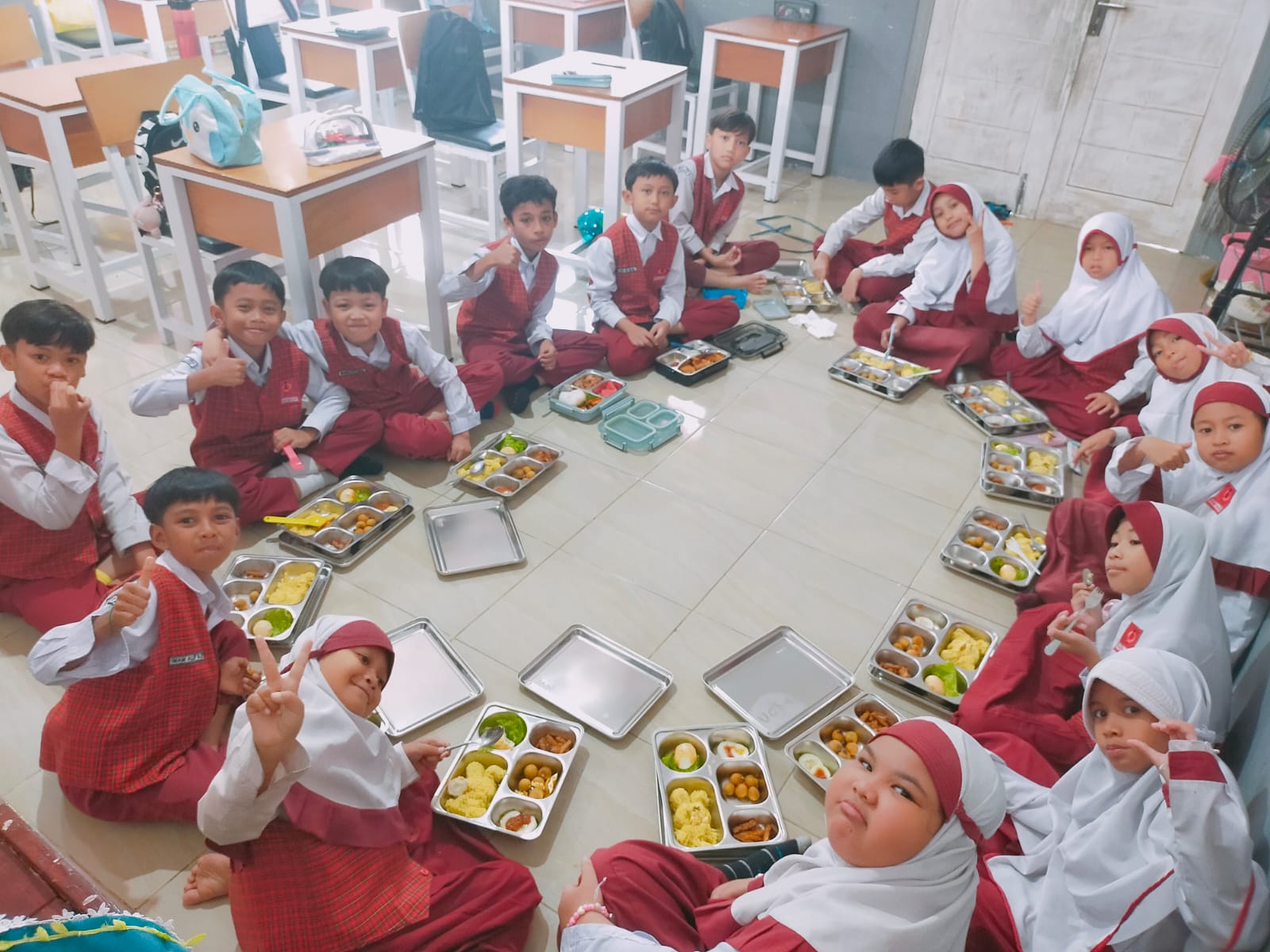 KEBUTUHAN NUTRISI: Murid SD Al Iqro Mataram saat menyantap makanan program MBG di sekolah setempat, beberapa waktu lalu.