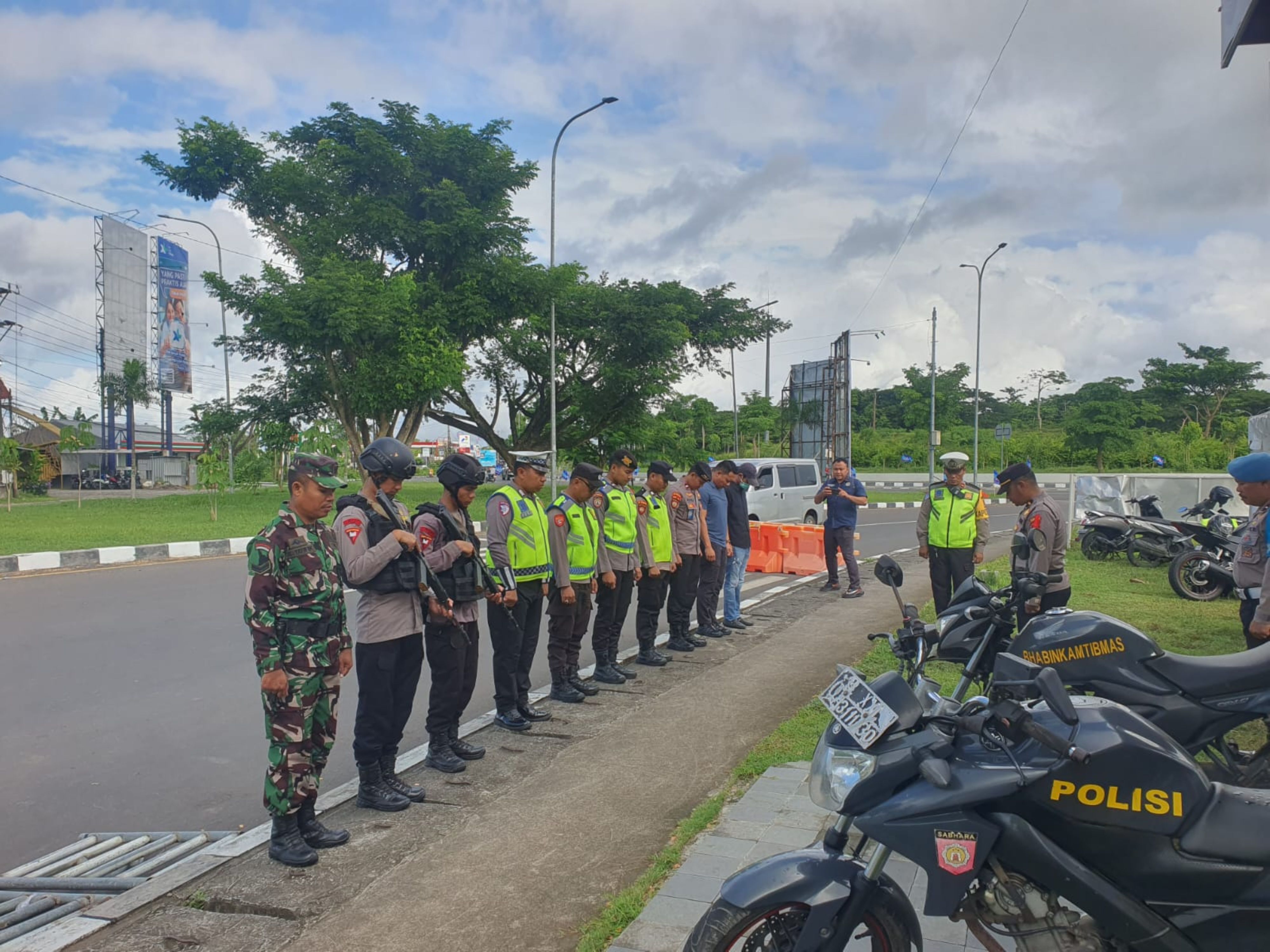 Kodim 1620/Lombok Tengah siagakan seluruh personel sebagai bentuk kesiapsiagaan kamtibmas di Bundaran BIL-Mandalika, Loteng, Selasa (23/12).
