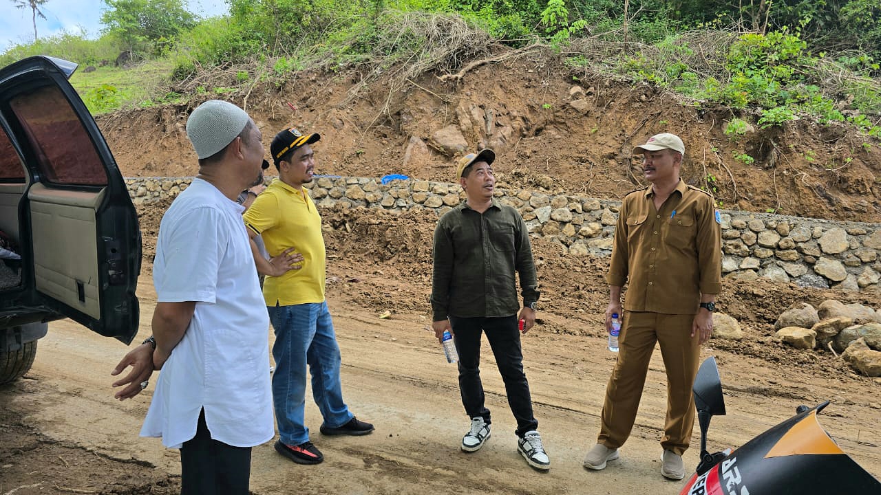 CEK PROYEK: Anggota dewan turun sidak mengecek pembangunan Jalan Lendang Re Sekotong.