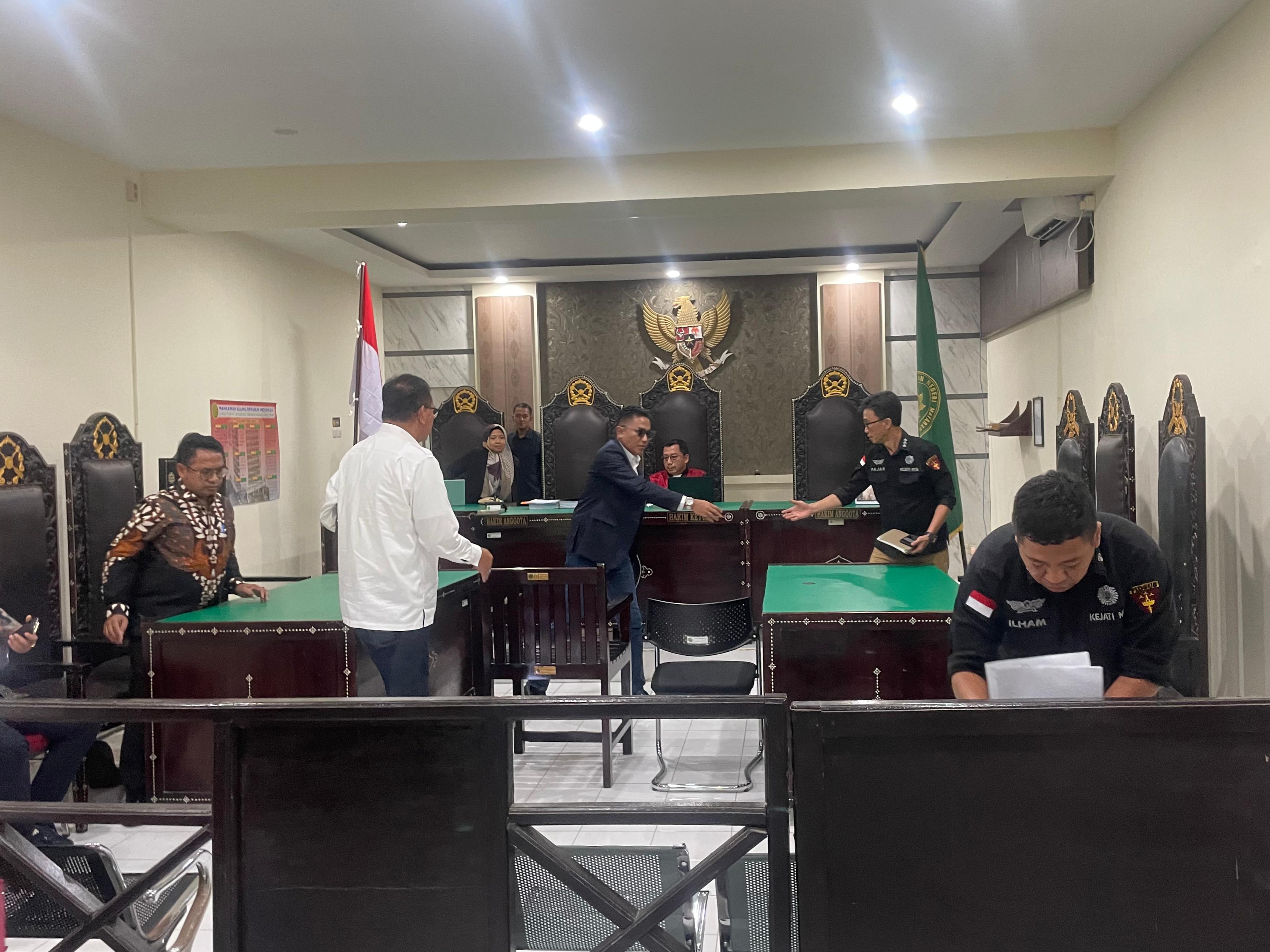 PEMBACAAN PUTUSAN: Para pihak bersalaman usai pembacaan putusan yang dibacakan hakim tunggal Moh Sandi Iramaya di PN Mataram, Selasa (23/12).&nbsp;