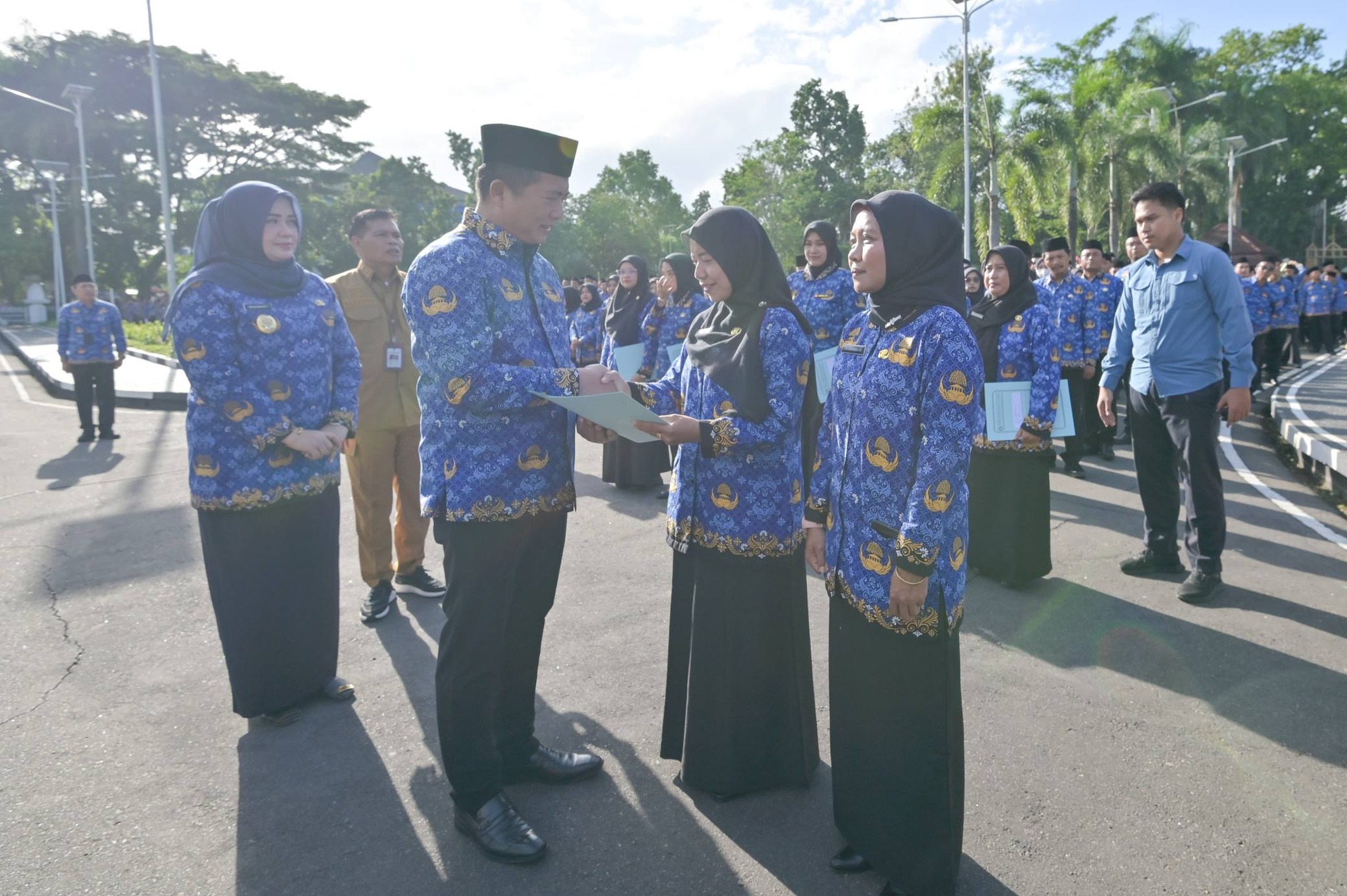 BABAK BARU: Gubernur NTB Lalu Muhamad Iqbal bersama Wakil Gubernur NTB Indah Dhamayanti Putri, menyerahkan SK kepada perwakilan PPPK Paro Waktu Pemprov NTB, Selasa (23/12).