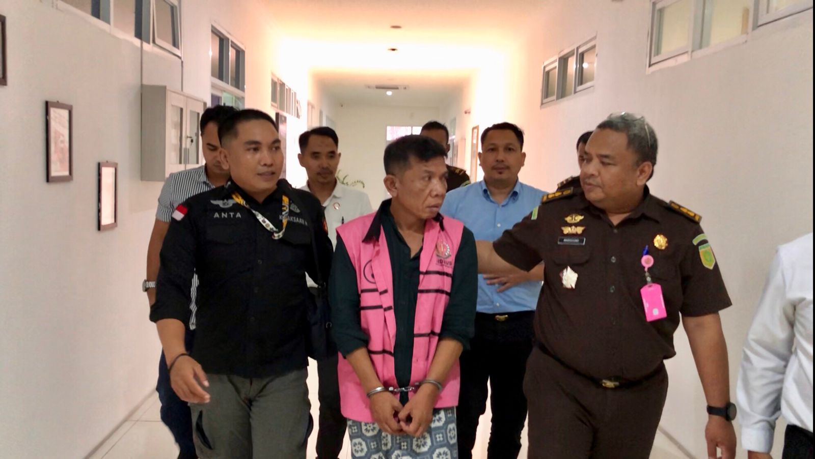 DITAHAN: Tersangka korupsi penjualan aset Pemkab Lobar berinisial MA dikawal jaksa saat hendak ditahan, Selasa (23/12).