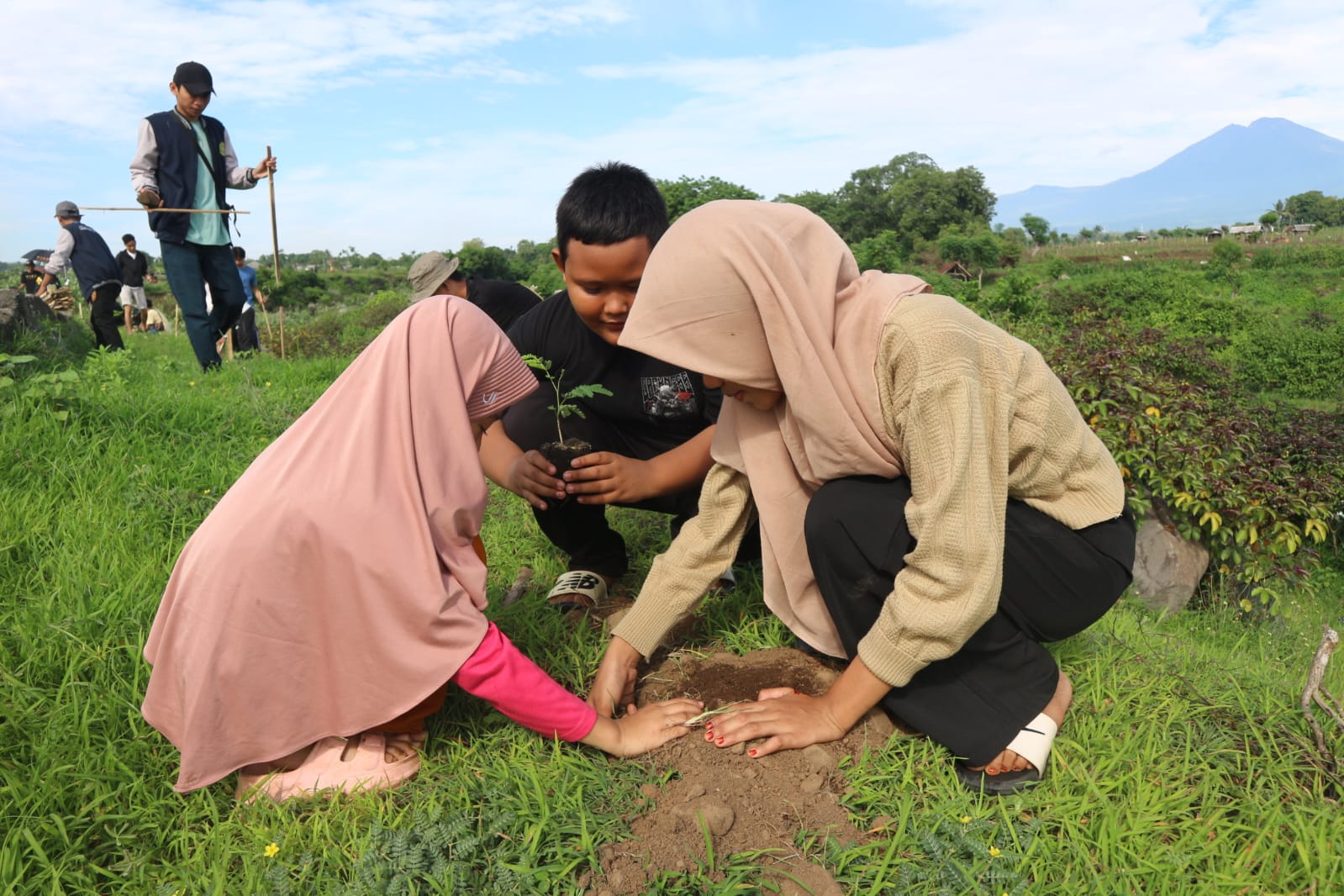 Komunitas Gerakan Pringgabaya Meriri bersama TNI-Polri dan komunitas pencinta alam saat menanam pohon di daerah aliran sungai untuk menjaga lingkungan dan mengantisipasi bencana alam