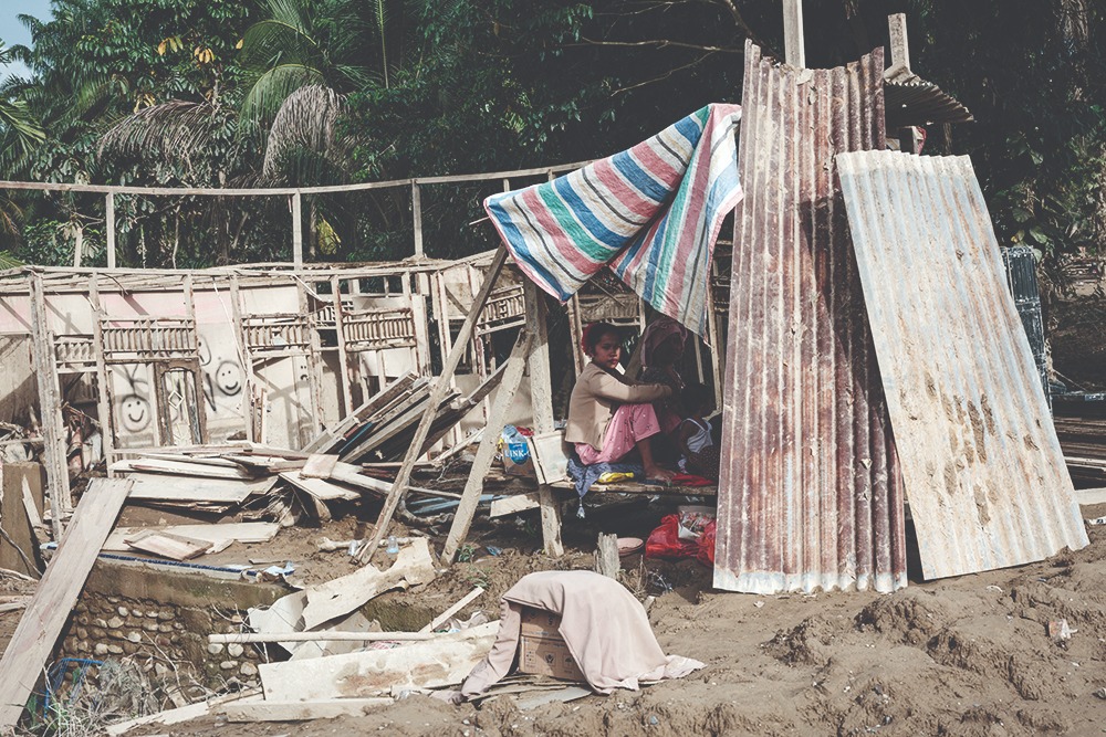 BUTUH BANTUAN: Warga duduk di tempat penampungan darurat di Babo, Aceh Tamiang, Provinsi Aceh, Senin (15/12). Pemerintah akan memberikan bantuan Rp 600 ribu per bulan bagi korban bencana.