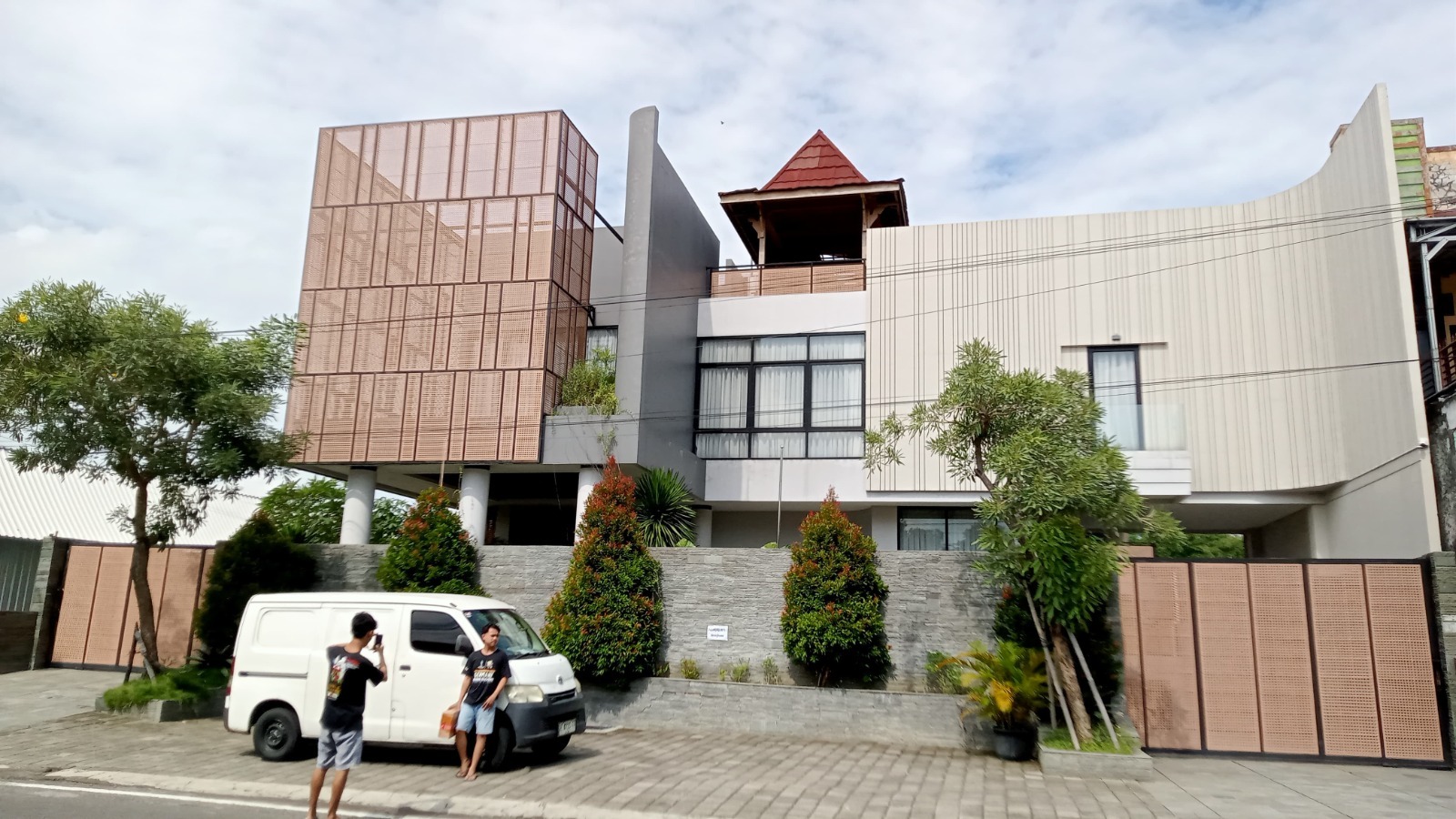 DI TEPI JALAN RAYA: Kediaman Denny Caknan di Ngawi, Jatim. Rumahnya dipilih banyak orang sebagai tempat COD karena berada di kawasan strategis dan gampang ditemukan. (Jawa Pos)