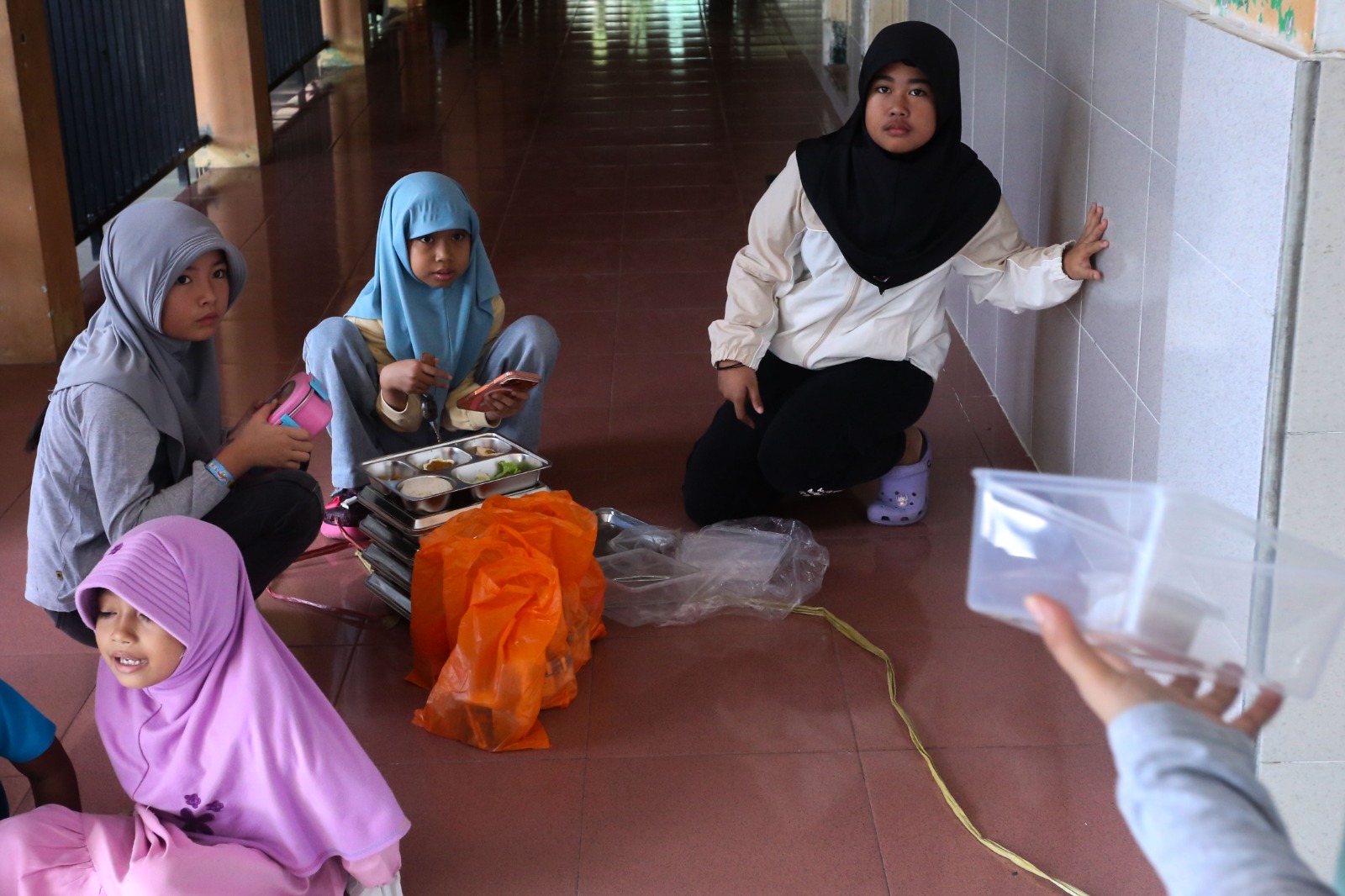 PAKET MBG: Wali murid mengambil paket MBG saat masa libur semester ganjil di SD Al Iqra Mataram, Selasa (23/12).