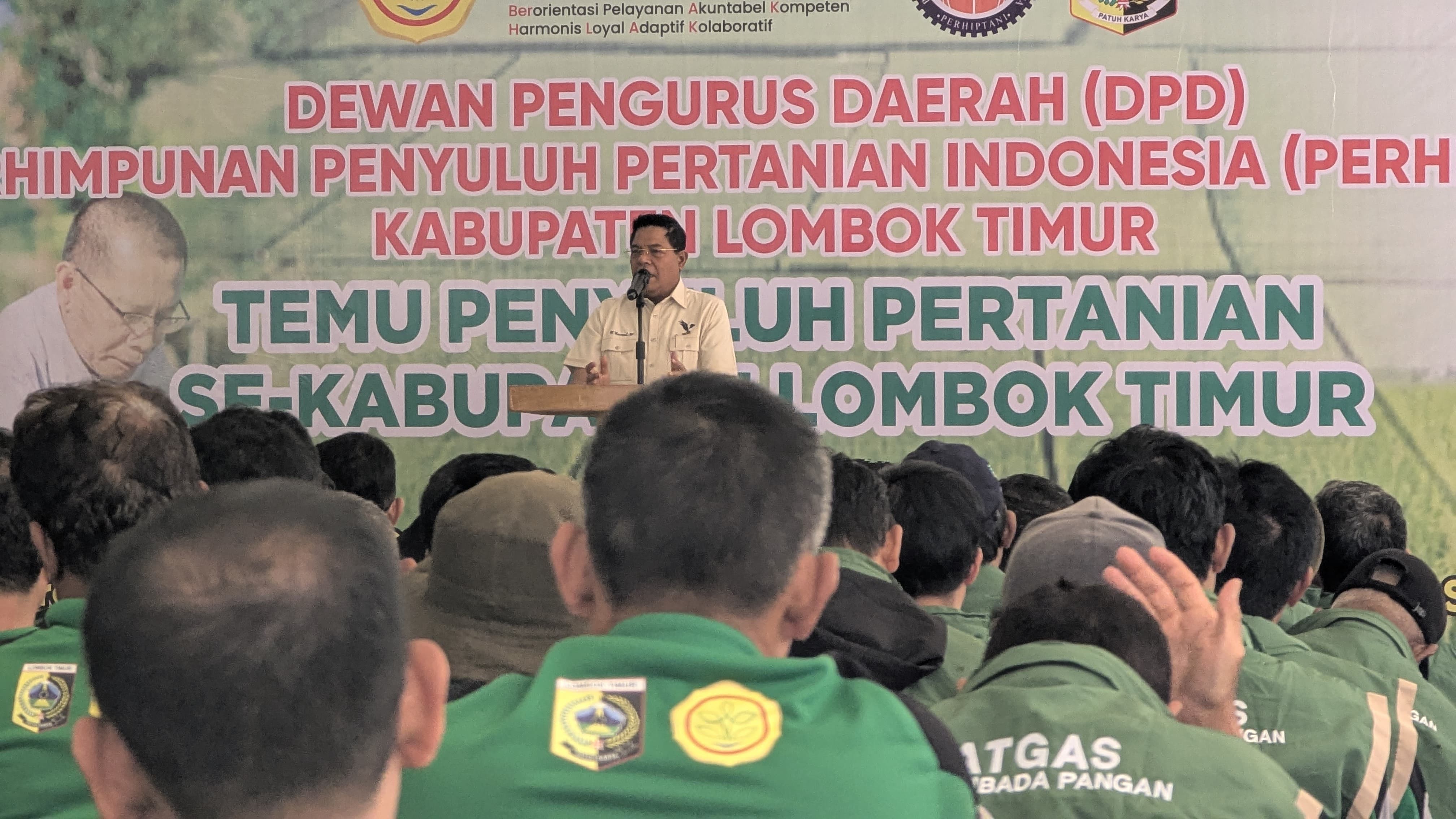 PERAN PENYULUH: Bupati Lombok Timur Haerul Warisin saat memberikan arahan kepada para penyuluh pertanian se-Lotim, Selasa (23/12).