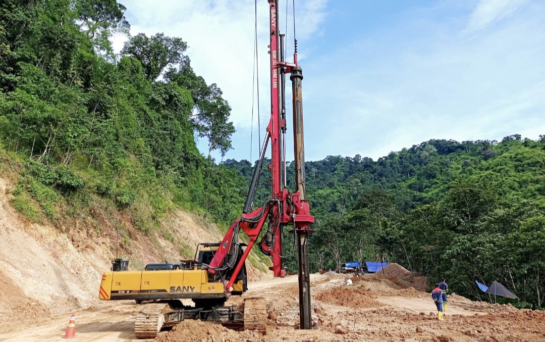Kontraktor menurunkan mesin bore pile untuk membuat konstruksi penahan longsor tebing di proyek long segment Lunyuk-Lenangguar, Kabupaten Sumbawa, Senin (22/11).