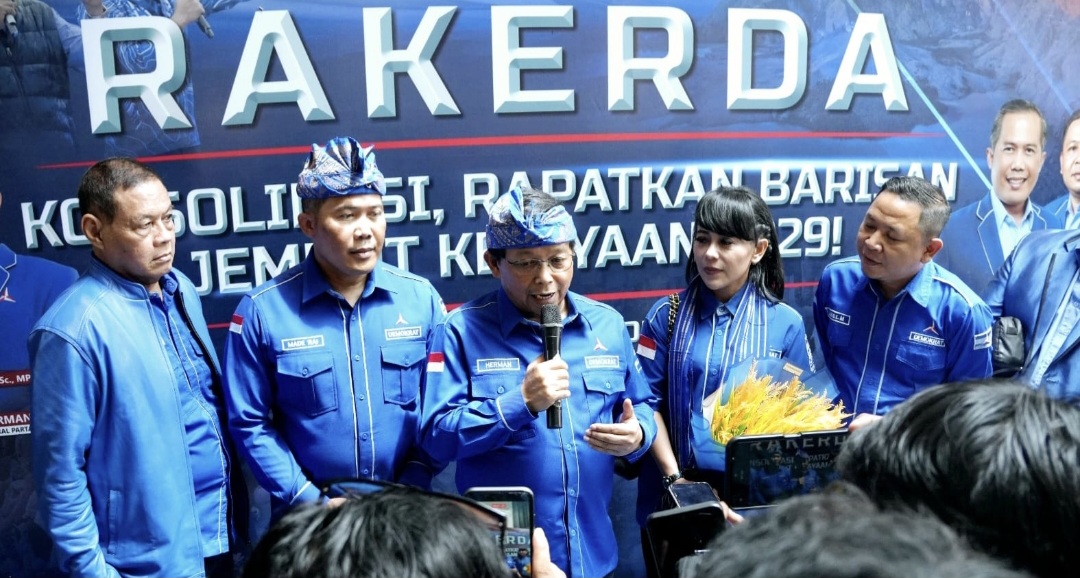 Sekjen Partai Demokrat Herman Khaeron bersama Plt Ketua DPD Demokrat NTB Si Made Rai Edi Astawa dan pejabat partai lainya menjawab pertanyaan media di sela-sela Rakerda, Senin (22/12).