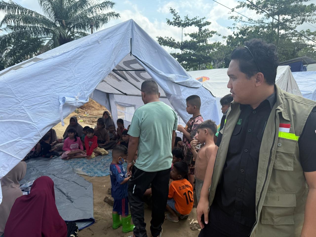 Tim Medis NTB yang salah satunya beranggotakan Ns. Lalu Feri Susanto dari RS Mandalika turut membangunkan puskesmas lumpuh di Aceh. Layani 200 korban banjir lewat medis & trauma healing.