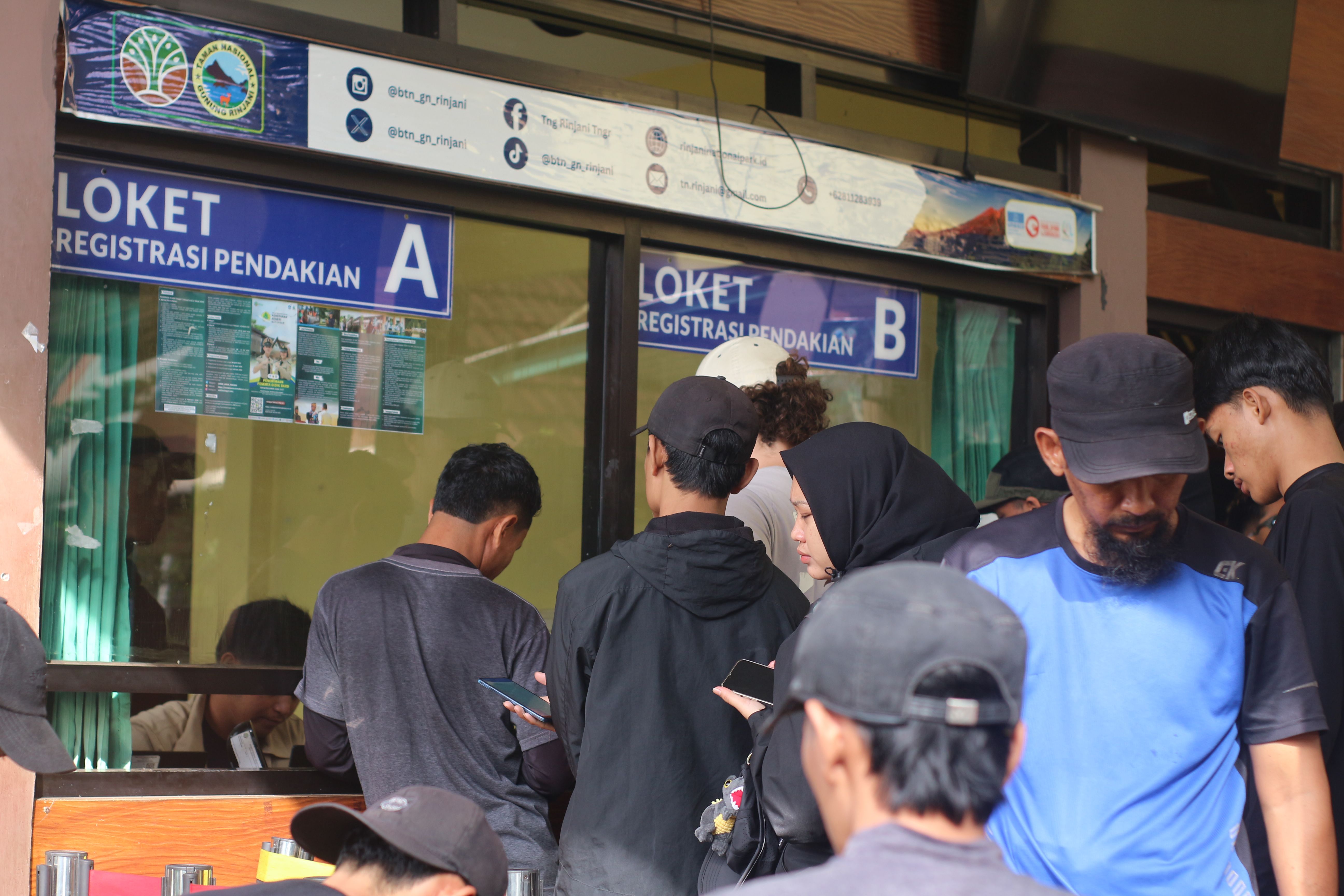 : Sejumlah pendaki saat mengantre untuk melakukan registrasi di kantor BTNGR Resort Sembalun sebelum melakukan aktivitas pendakian di Gunung Rinjani