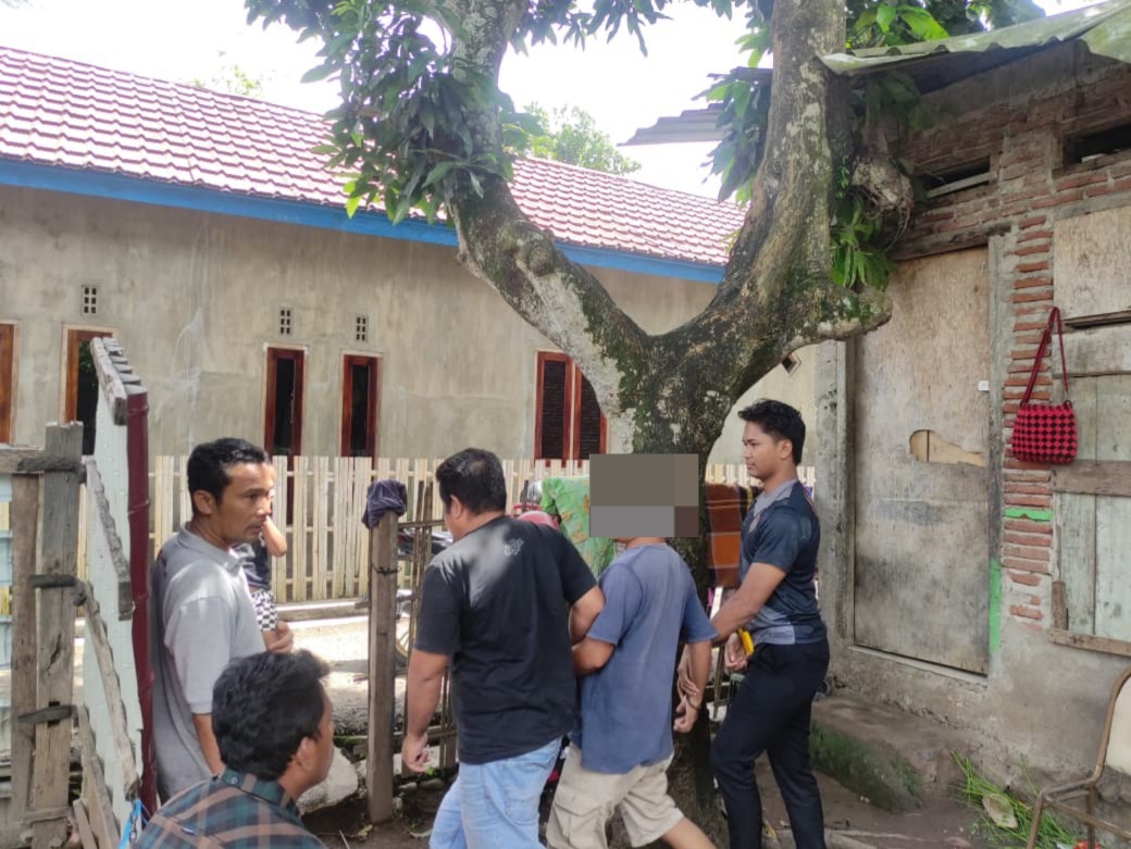 Oknum Satpol PP Kabupaten Bima MZ ditangkap di kediamannya di Kelurahan Mande, Kecamatan Mpunda, Kota Bima, Selasa (23/12).