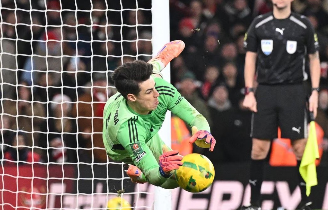 Kiper Arsenal Kepa Arrizabalaga tampil dalam adu penalti melawan Crystal Palace.
