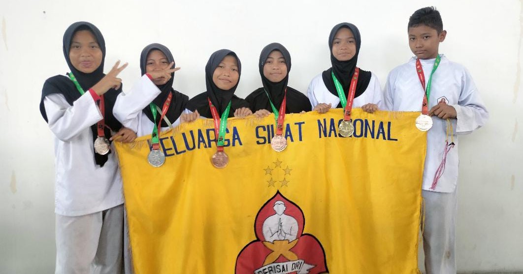 Inilah siswa MTsN 2 Mataram peraih medali Kejuaraan Pencak Silat Mandalika Cup 2025 yang digelar di GOR 17 Desember pada 14-17 Desember 2025. Borong medali, pencak silat MTsN 2 Mataram bersinar.
