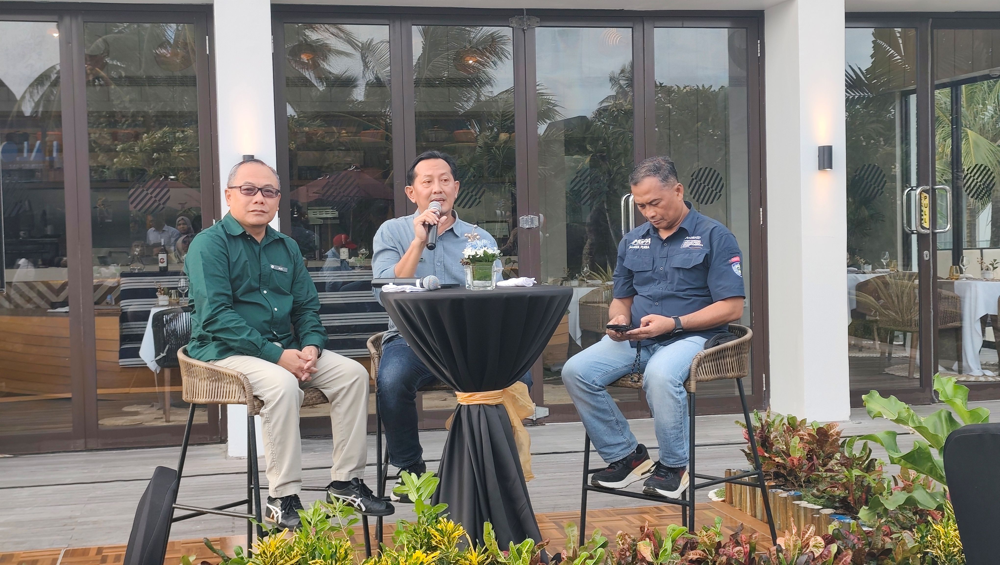 PGS GM The Mandalika Agoes Setiawan (tengah) paparkan persiapan operasional serta pelayanan prima The Mandalika sambut kunjungan wisatawan selama libur Nataru, di Pullman Lombok, Rabu (24/12).