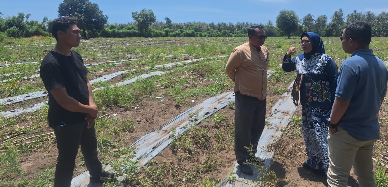 Ketua Tim Peneliti FS Dr. Didy Ika Supryadi bersama pihak Pemkab Lombok Utara meninjau lahan pembangunan RSUD Tipe D di Desa Andalan,Bayan, KLU. FS nyatakan layak,RSUD Tipe D segera dibangun di Bayan.
