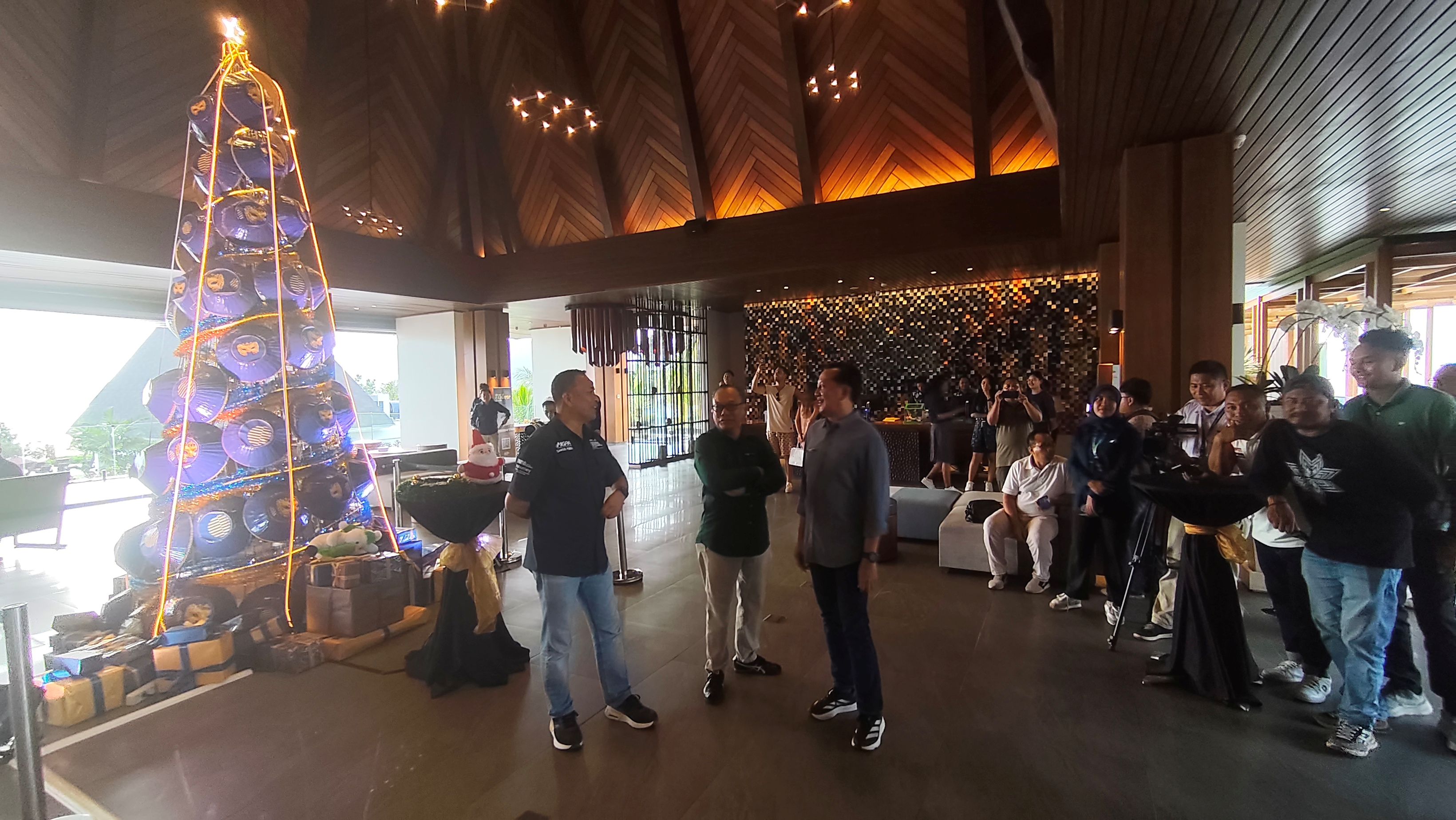 Pullman Lombok Merujani Mandalika Beach Resort hadirkan pohon natal yang terbuat dari susunan tudung saji atau tembolak khas Suku Sasak, Rabu (24/12).