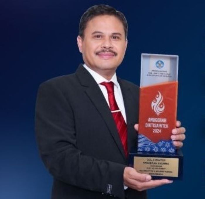 Rektor Unram Prof Bambang Hari Kusumo menerima penghargaan Anugerah Diktisaintek 2025 yang digelar Kemendiktisaintek di Senayan, Jakarta. Unram borong empat penghargaan Anugerah Diktisaintek 2025.