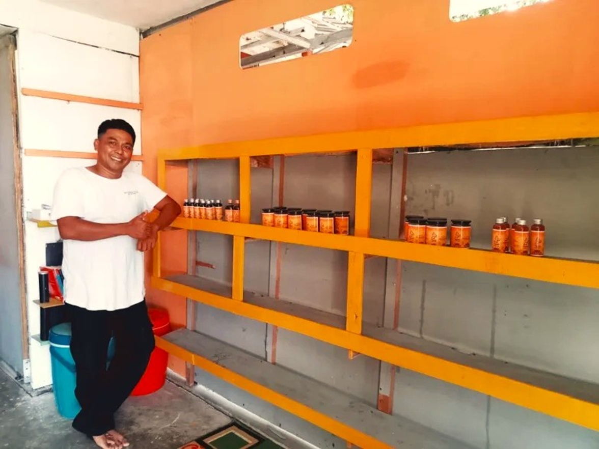 ETALASE: Haniansyah Futra menunjukkan etalase madu Sumbawa, Yamo Forest Honey, beberapa waktu lalu.