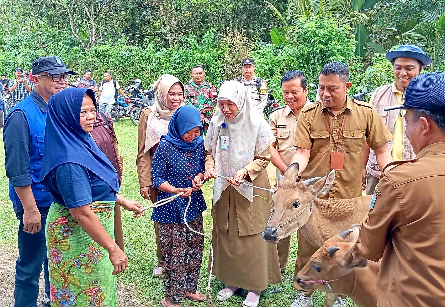 Wakil Bupati Lombok Barat Hj. Nurul Adha menyerahkan secara simbolis bantuan ternak sapi kepada masyarakat Desa Lebah Sempage, Kecamatan Narmada.