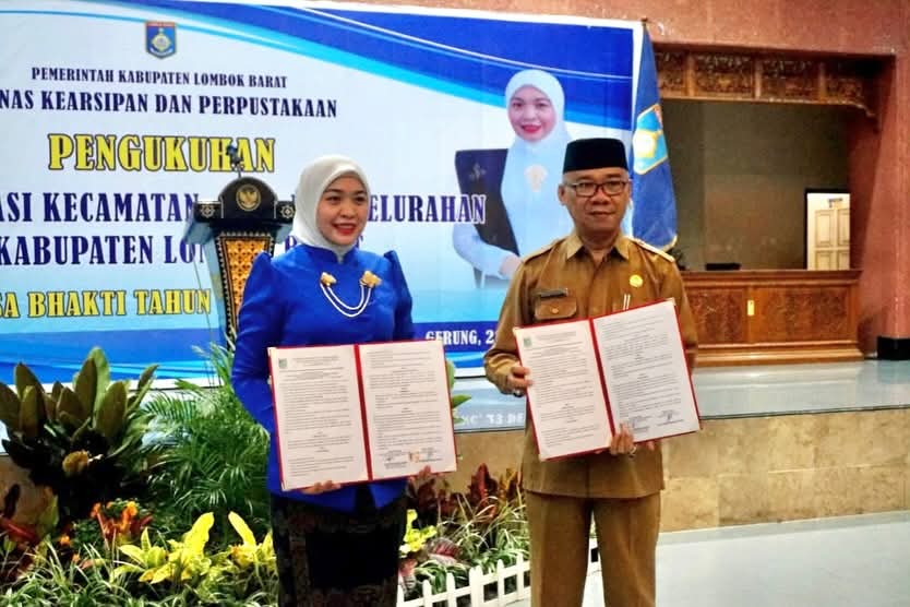 KUATKAN LITERASI: Bunda Literasi Kabupaten Lombok Barat Hj. Ayu Indra Rukmana Zaini saat menjalin kerja sama dengan Dinas Kearsipan dan Perpustakaan Daerah Lobar.