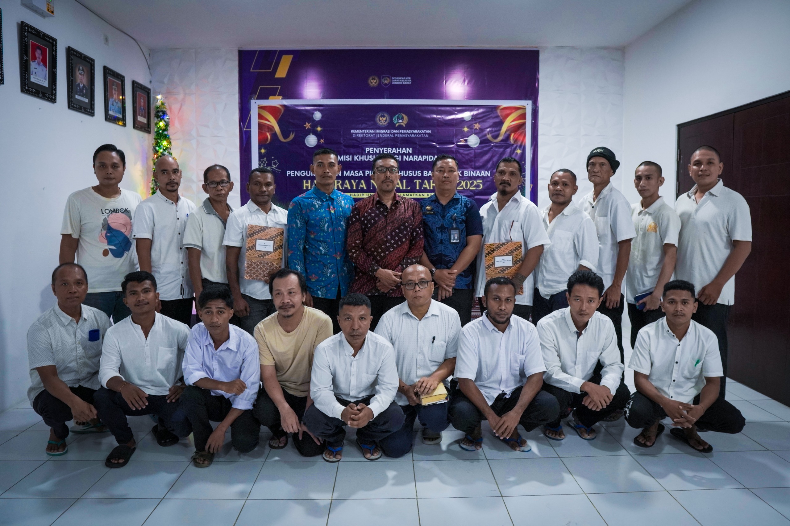 DAPAT REMISI: Lapas Kelas IIA Lombok Barat melaksanakan penyerahan Remisi Khusus (RK) Natal Tahun 2025 kepada warga binaan pemasyarakatan (WBP) beragama Nasrani, Kamis (25/12).