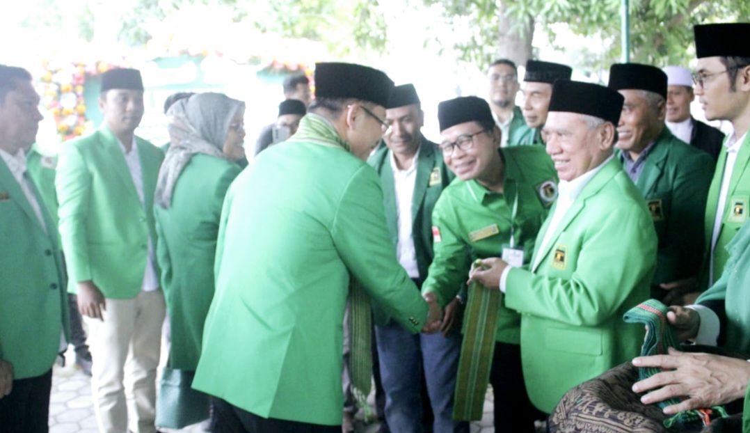 Ketua DPW PPP NTB H Muzihir menyambut kedatangan Ketua Umum PPP Muhamad Mardiono dalam Muswil PPP NTB, Rabu (24/12).
