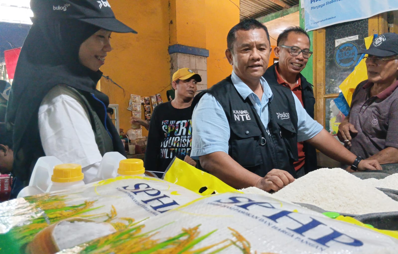 Bulog NTB melakukan monitoring beras di Pasar Kebon Roek, Kamis (25/12). Bulog NTB berkomitmen tetap beroperasi secara penuh selama periode libur panjang ini.