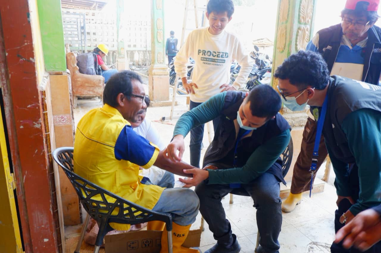 Tim medis Universitas Muhammadiyah Mataram mengecek kondisi korban banjir bandang di Aceh Tamiang.