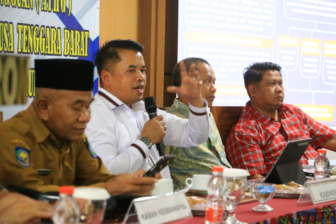Kepala BINDA NTB Amirudin (dua dari kiri) saat memberikan penjelasan, di workshop antisipasi ATGH, Selasa (23/12).