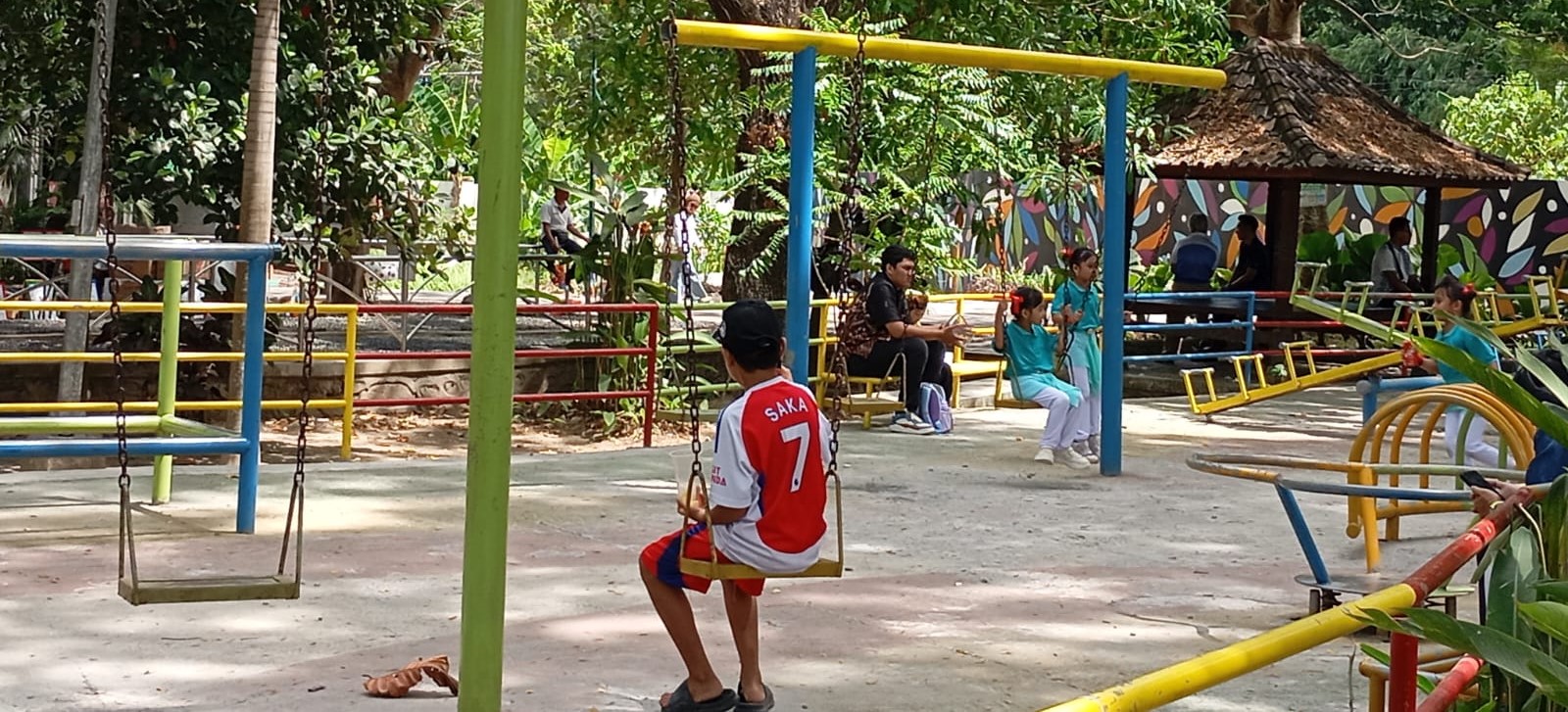 Sejumlah anak saat bermain di Ruang Terbuka Hijau (RTH) Pagutan, Kota Mataram, belum lama ini. Libur sekolah panjang, Disdik Mataram ingatkan peran orang tua.