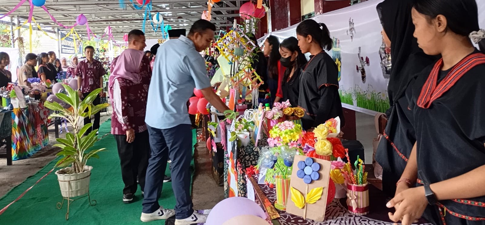 Sekretaris Disdik Kota Mataram Naufal Aldian melihat Program Sapuku di halaman sekolah setempat. Sapuku SMPN 14 Mataram, sulap sampah plastik jadi karya seni dan bentuk karakter siswa.