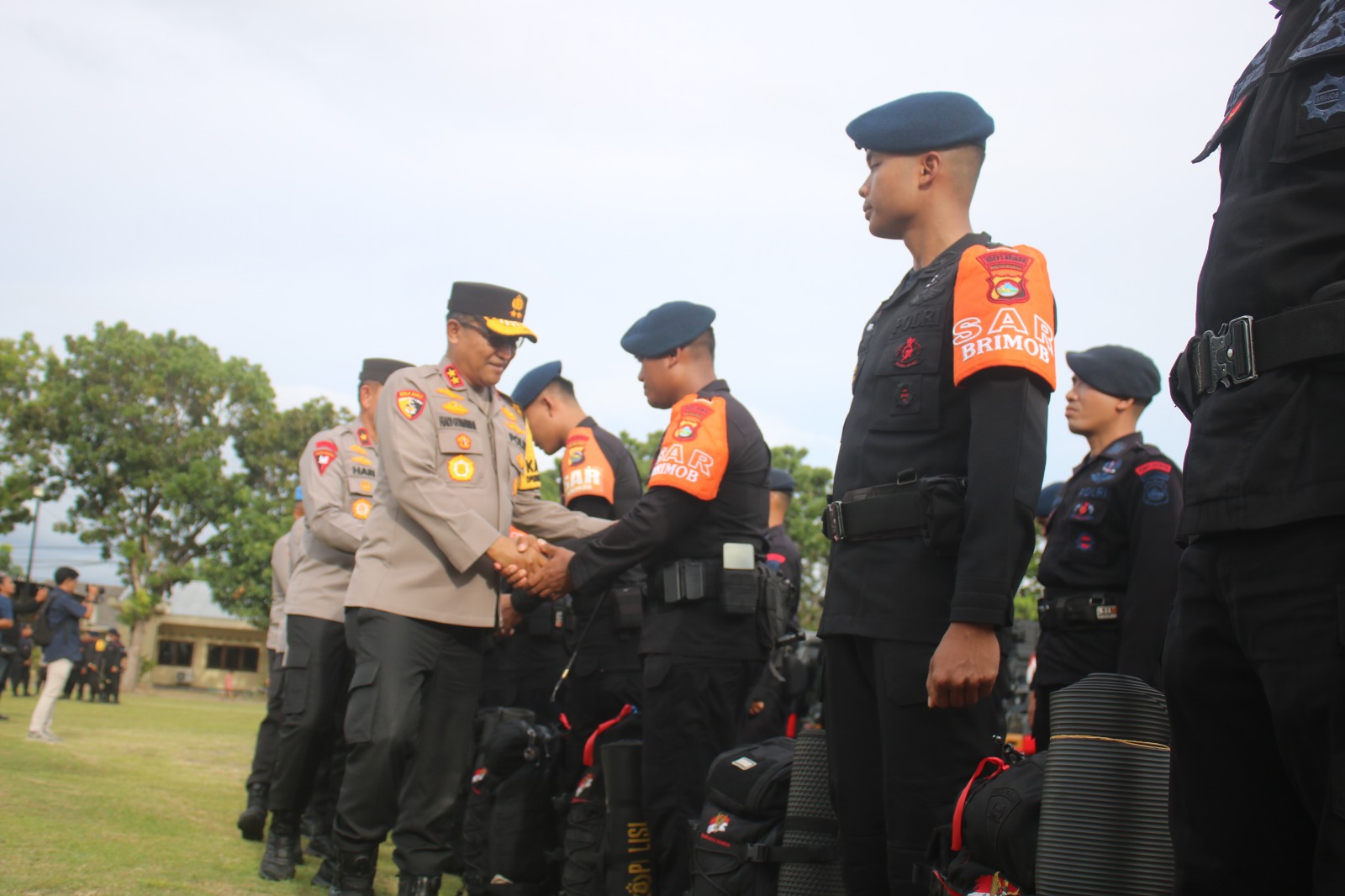 Kapolda NTB Irjen Pol Hadi Gunawan melepas keberangkatan 100 personel Brimob Polda NTB untuk misi kemanusiaan ke Aceh, Jumat (26/12).
