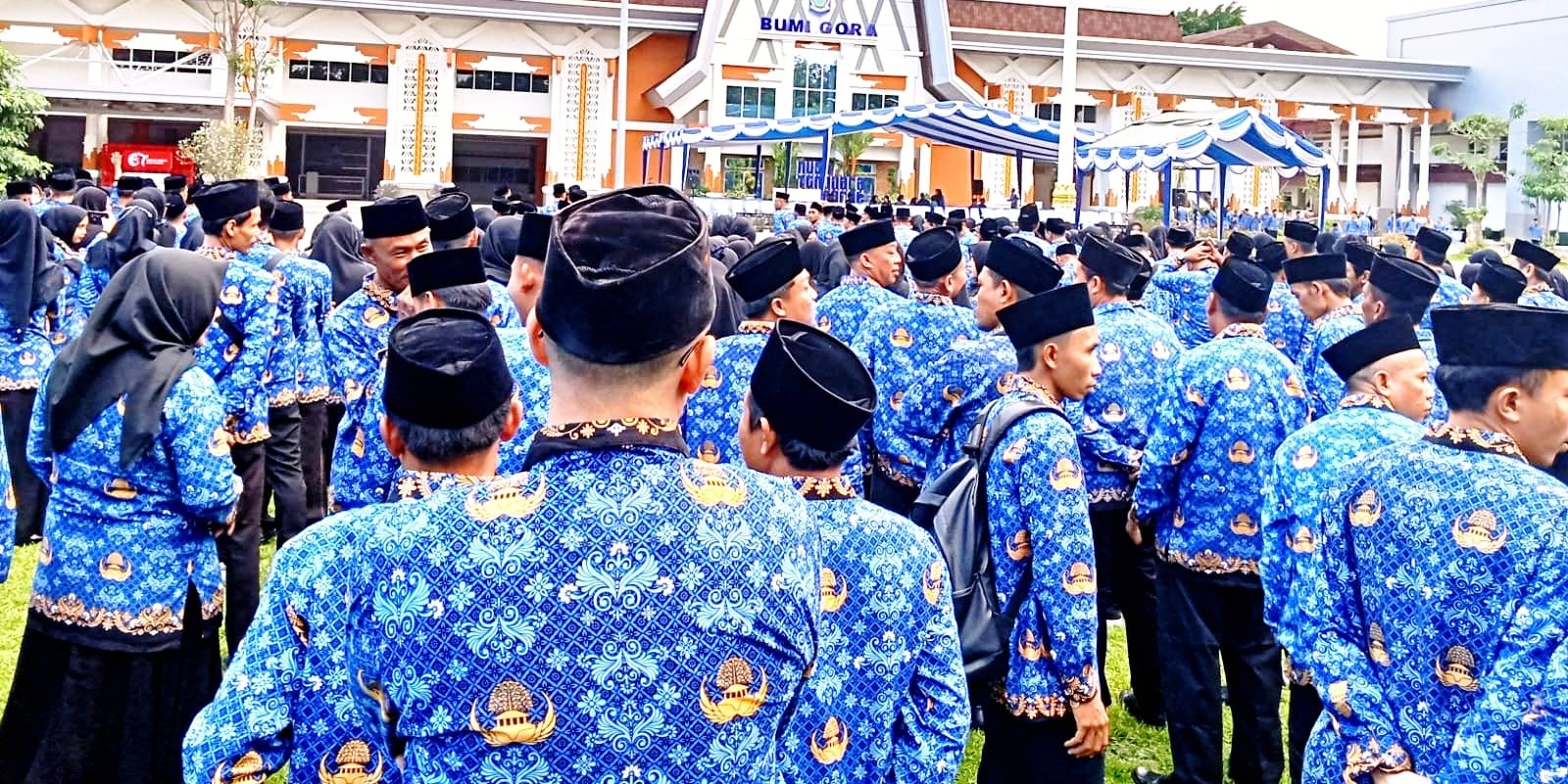 Para PPPK paro waktu saat pelantikan di Halaman Kantor Gubernur NTB, Selasa (23/12) lalu. Gaji PPPK paro waktu dinilai tak adil, pegawai di sekolah Cuma Rp 500 Ribu, OPD sesuai UMP.