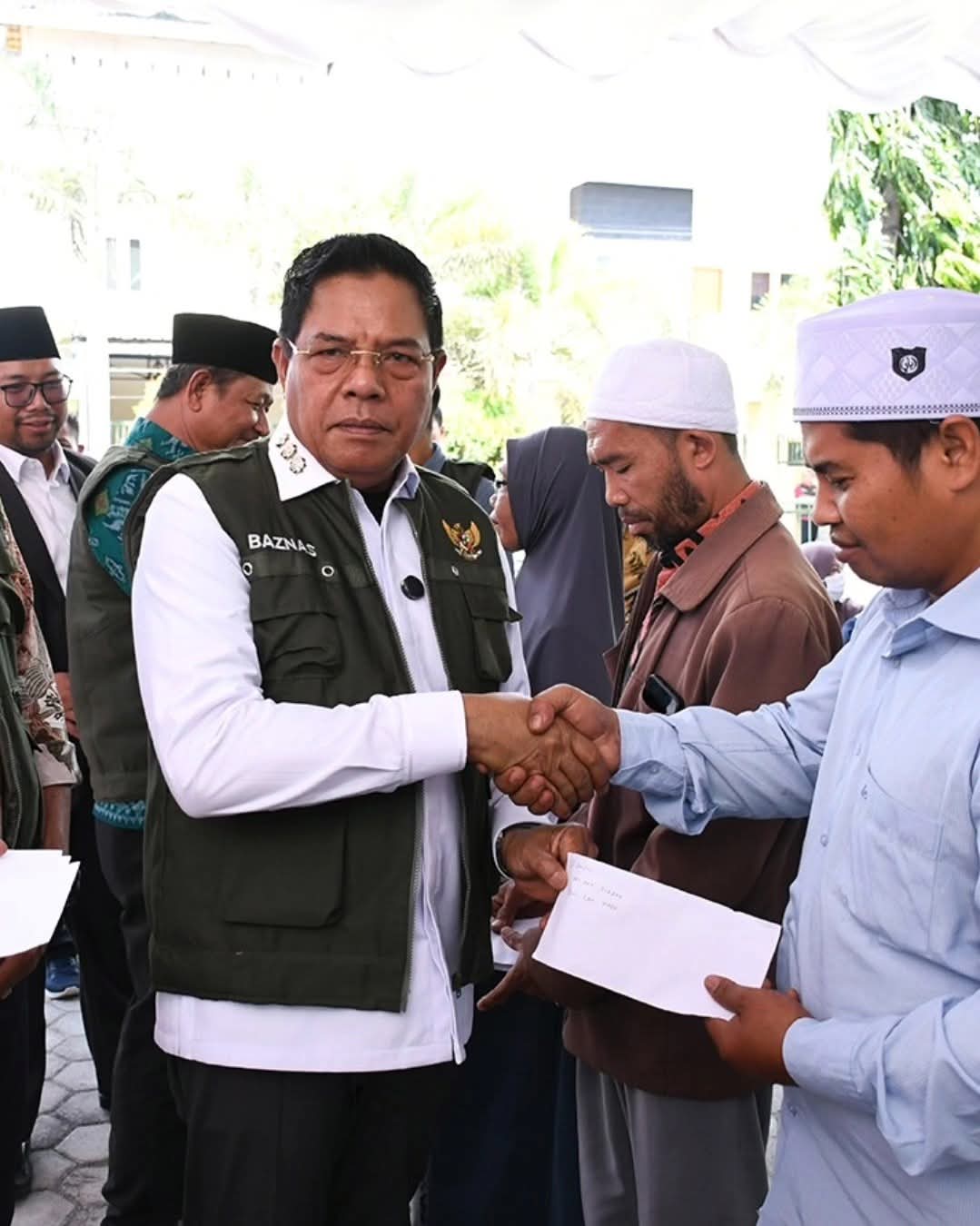 Bupati Lotim Haerul Warisin saat menyerahkan insentif kepada guru madrasah dari RA-MA di Lotim.