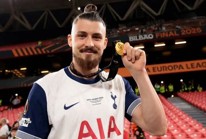 Radu Dragusin, pemain Tottenham Hotspur itu diincar untuk memperkuat lini pertahanan AC Milan.