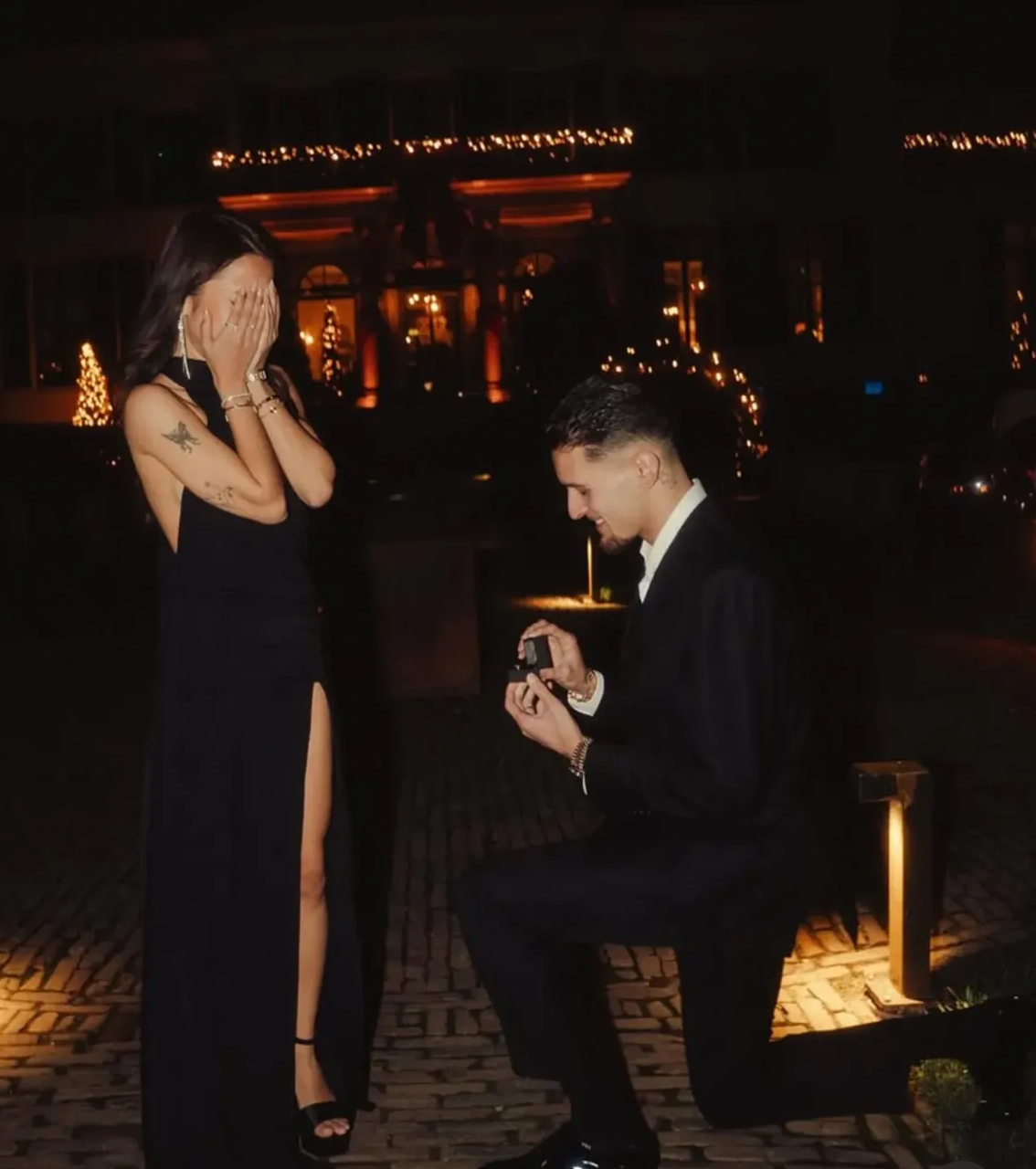 Justin Hubner resmi melamar Jennifer Coppen. Momen romantis viral jelang Tahun Baru, caption &ldquo;Future Mr & Mrs Hubner&rdquo; jadi sorotan.
