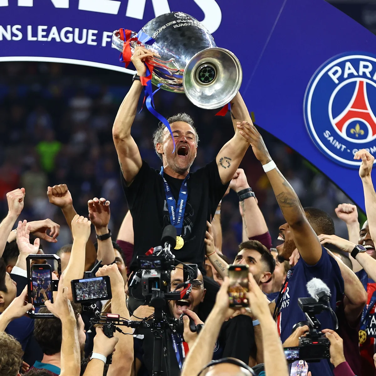 PSG dikabarkan siapkan kontrak seumur hidup untuk Luis Enrique. Langkah bersejarah ini menunjukkan kepercayaan besar klub terhadap pelatih.