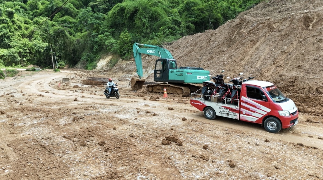 Kontraktor terus mengerjakan proyek jalan long segment Lunyuk-Lenangguar, Kabupaten Sumbawa. Proyek ini belum tuntas tahun ini sehingga kontraktor berencana meminta adendum.