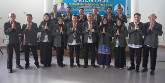 Pengurus PGRI Kota Mataram foto bersama usai menghimpun donasi Rp 336.432.100 untuk membantu korban banjir Sumatera Utara dan Aceh.