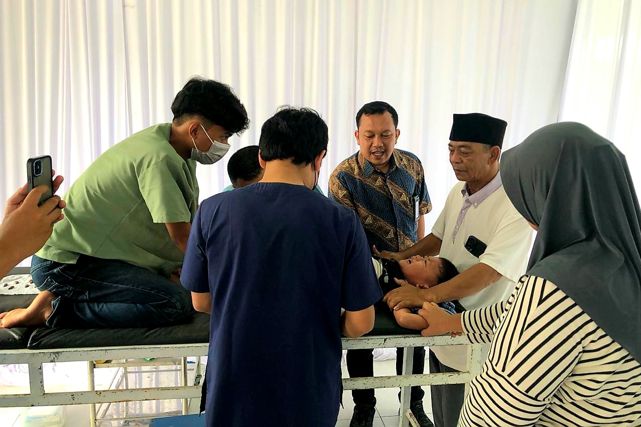 KHITANAN MASSAL: Manajer PT DLU Cabang Lembar Firman Dandy (baju batik) saat melihat proses khitanan massal gratis, Jumat (26/12).