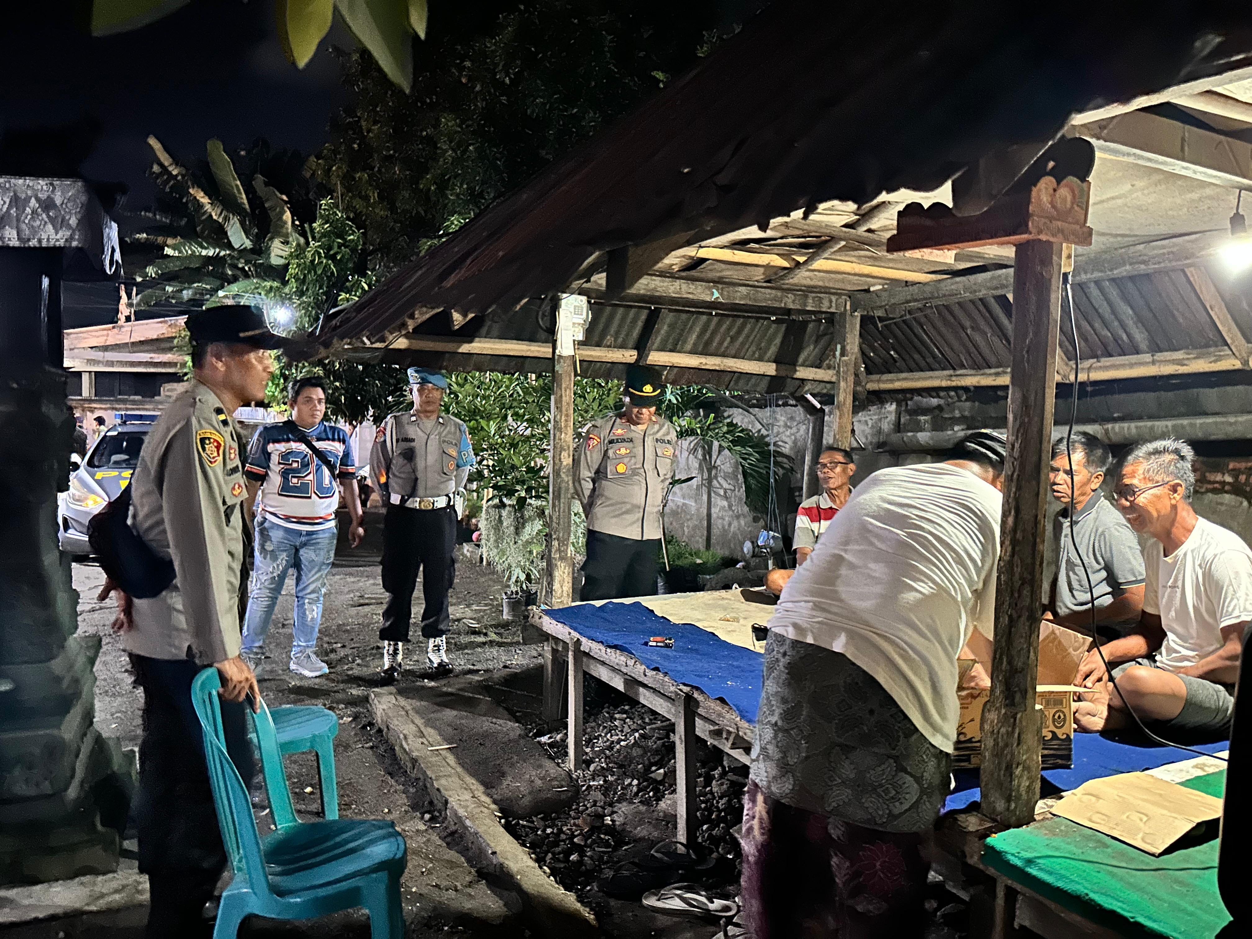 RAZIA: Tim dari Polsek Mataram melakukan operasi peredaran miras menjelang tahun baru.