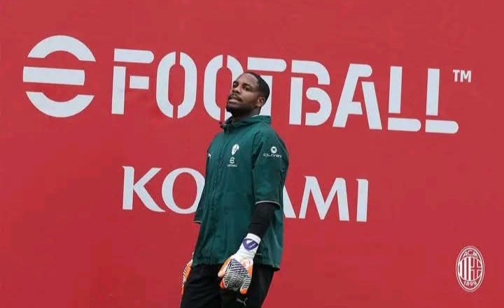 Mike Maignan, kiper utama AC Milan yang kontraknya segera habis.