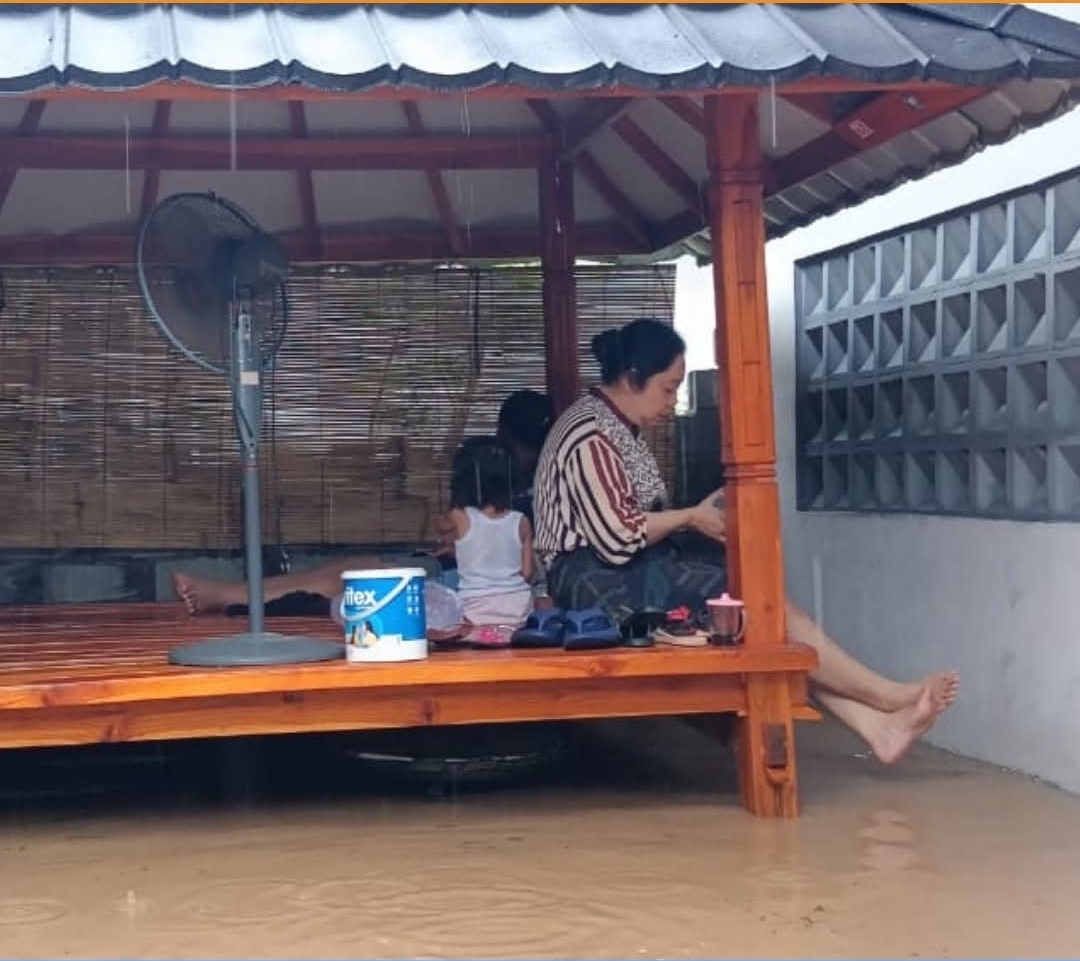 Seorang warga duduk di berugaq di tengah banjir. Cuaca  ekstrem yang melanda wilayah Nusa Tenggara Barat (NTB) sejak dini hari tadi memicu bencana banjir di sejumlah titik di Kabupaten Lombok Barat.&nbsp;