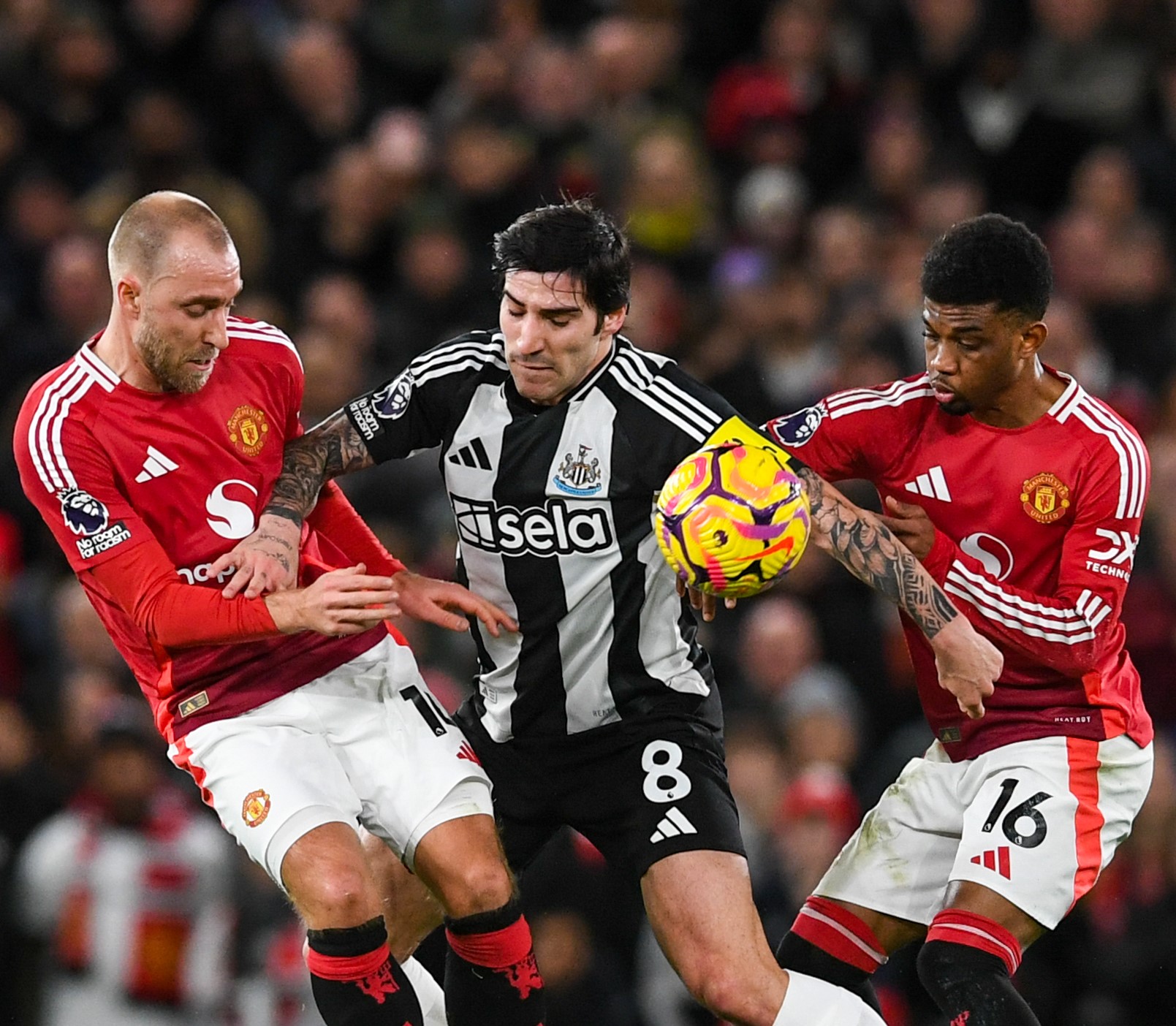 Sandro Tonali (tengah)