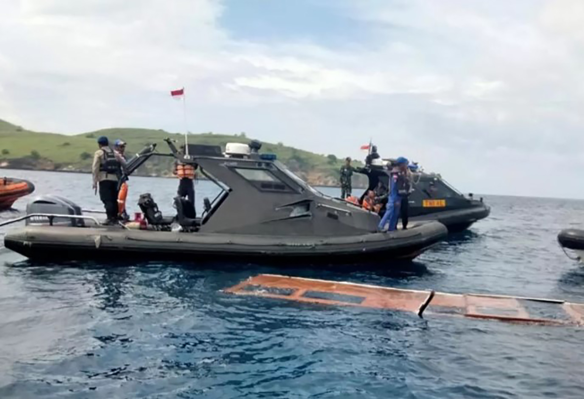 Tim SAR gabungan menemukan serpihan kapal wisata KM Putri Sakinah yang mengalami kecelakaan di perairan Pulau Padar, Labuan Bajo, Kabupaten Manggarai, NTT, Sabtu (27/12). (ANTARA)