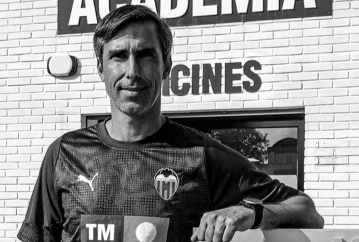 Pelatih tim cadangan Valencia Women Fernando Martin (X: Touchline)
